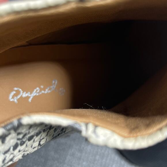 Qupid Chelsea Booties Womens‎ Size 9 Gray Snakeskin Faux Leather Pointed Toe - Picture 9 of 10